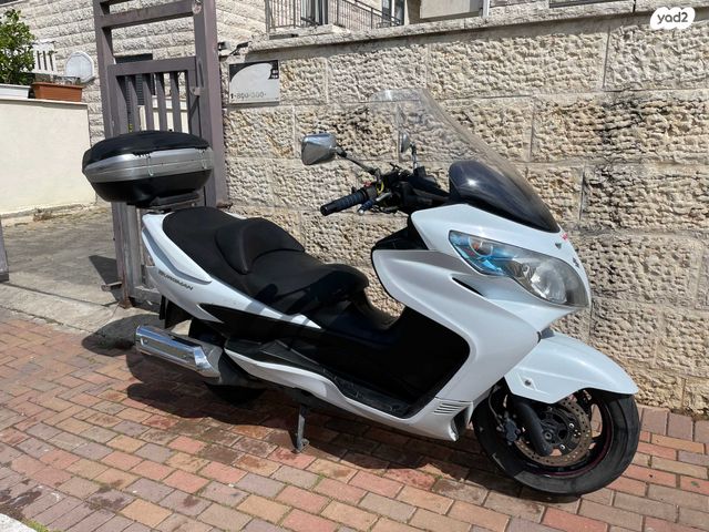 סוזוקי בורגמן 400