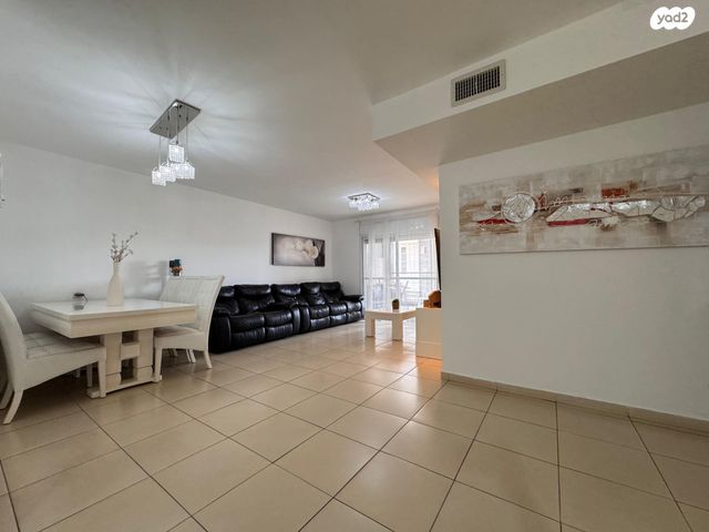 דירה, שדרות אלכסנדר 17, ניסן, חדרה