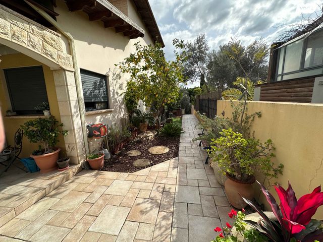 בית פרטי/ קוטג', פייר אוגוסט רנואר 43, גבעת טל, קרית אתא