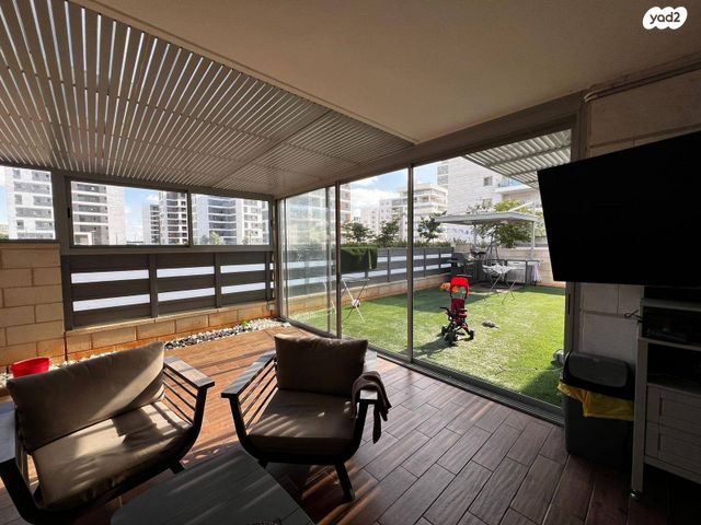 דירת גן, הסייפן, החותרים, טירת כרמל