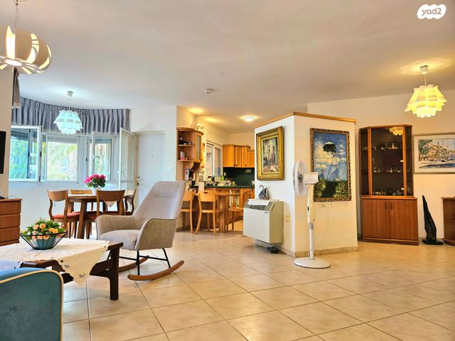 דו משפחתי, כפר ורדים