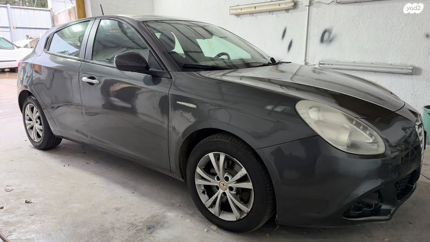 מודעת רכב אלפא רומיאו ג'ולייטה