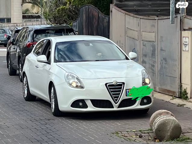 מודעת רכב אלפא רומיאו ג'ולייטה