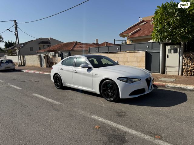 אלפא רומיאו ג'וליה