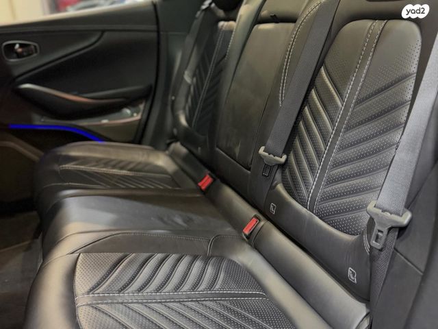 אסטון מרטין DBX