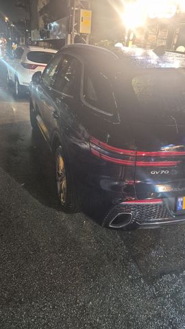 מודעת רכב ג'נסיס GV70