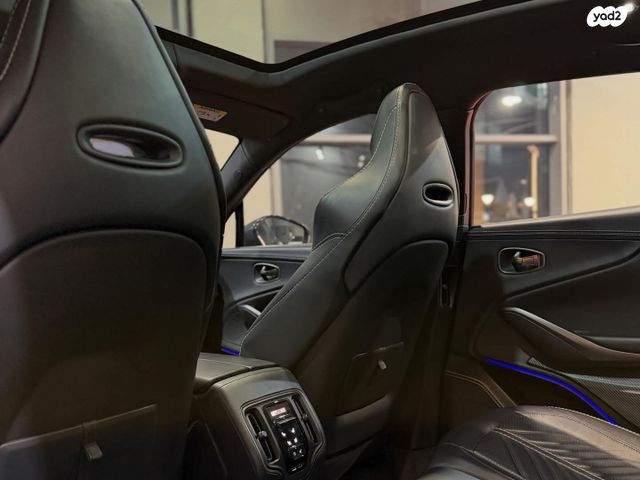 אסטון מרטין DBX