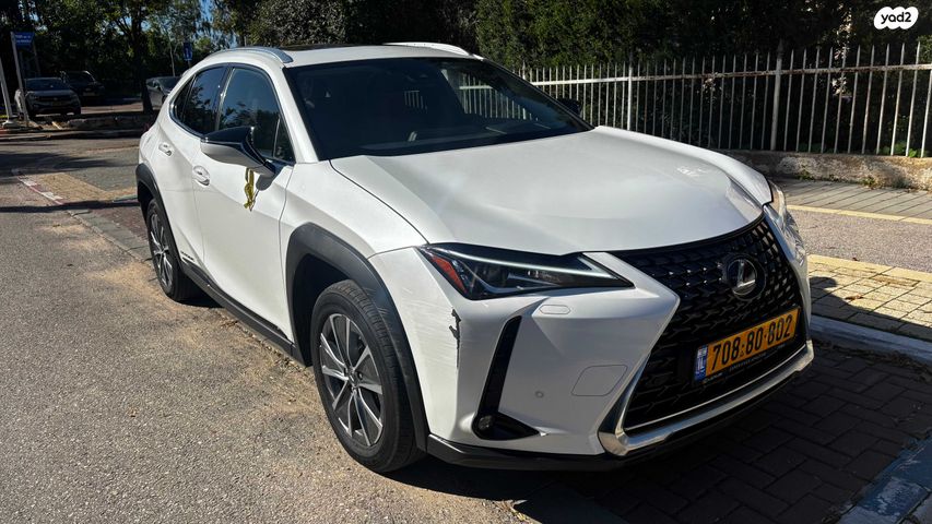 מודעת רכב לקסוס UX