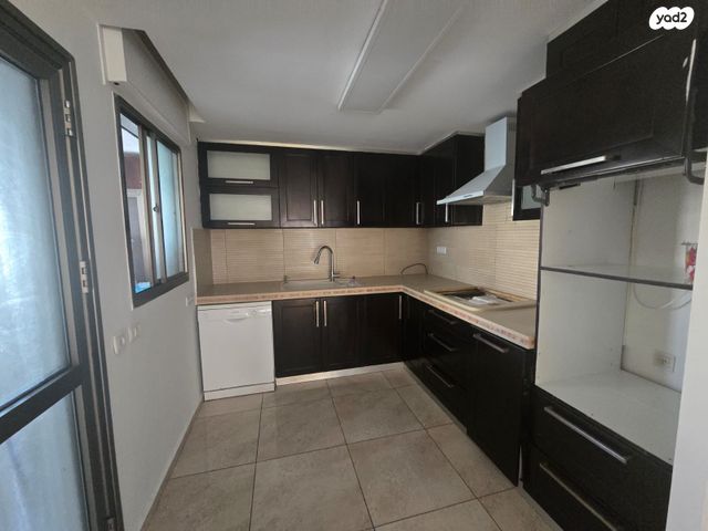 דירה, מנחם בגין 31, נווה גנים, קרית מוצקין