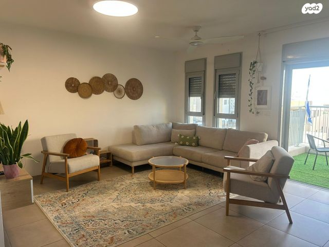 דירת גן, אשחר 2, לשם, עלי זהב