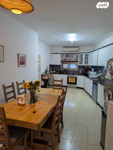 דירה, הכלנית 28, הפרחים, כפר סבא