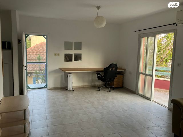 דו משפחתי, אירוס 10, שכונת הורדים, קרית שמונה