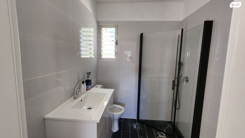 דירה, מבצע ליטני 9, אושיות, רחובות