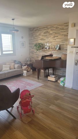 גג/ פנטהאוז, האורן 18, צמח השדה, מעלה אדומים