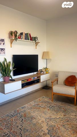 דירת גן, אשחר 2, לשם, עלי זהב