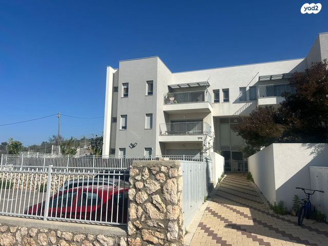 דירת גן, אשחר 2, לשם, עלי זהב