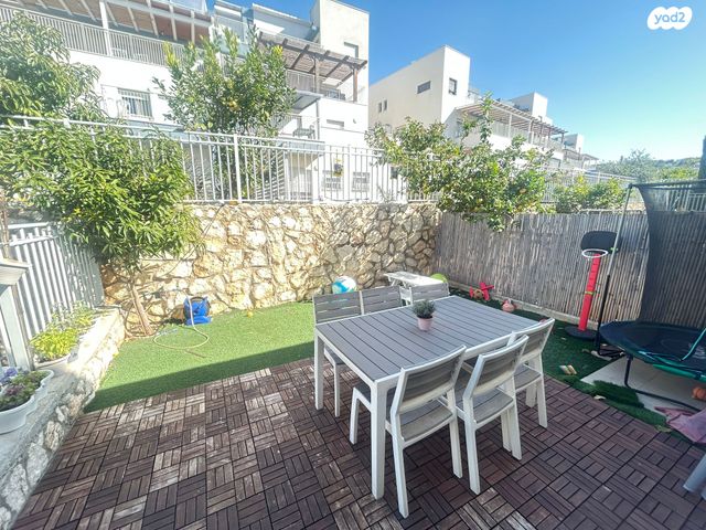 דירת גן, אשחר 2, לשם, עלי זהב