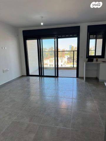 לאה גולדברג 16