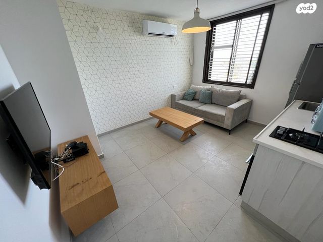 בכור שטרית 13