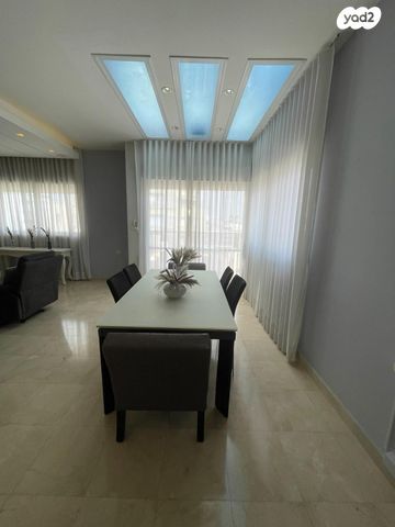 שדרות ירושלים 12