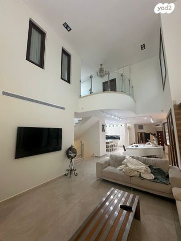 דו משפחתי, ברקת, אבני חן, קיסריה