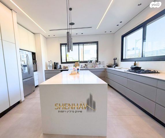 דו משפחתי, תל מונד