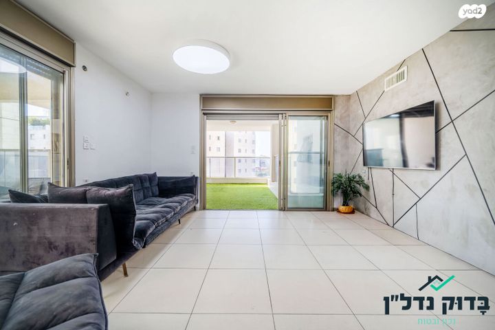 גג/ פנטהאוז, עוזי נרקיס 8, קרית רבין, חולון