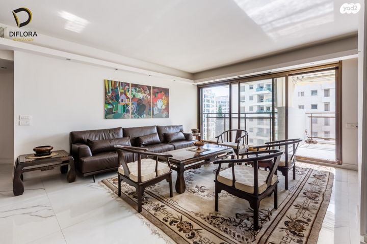 דירה, אורי צבי גרינברג, אזורי חן, גימל החדשה, תל אביב יפו