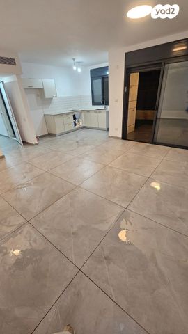 דירה, הרב מצליח מאזוז, גבעת ציון וגבעת הפרחים, אשקלון