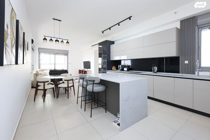 שדרות האגמים 13