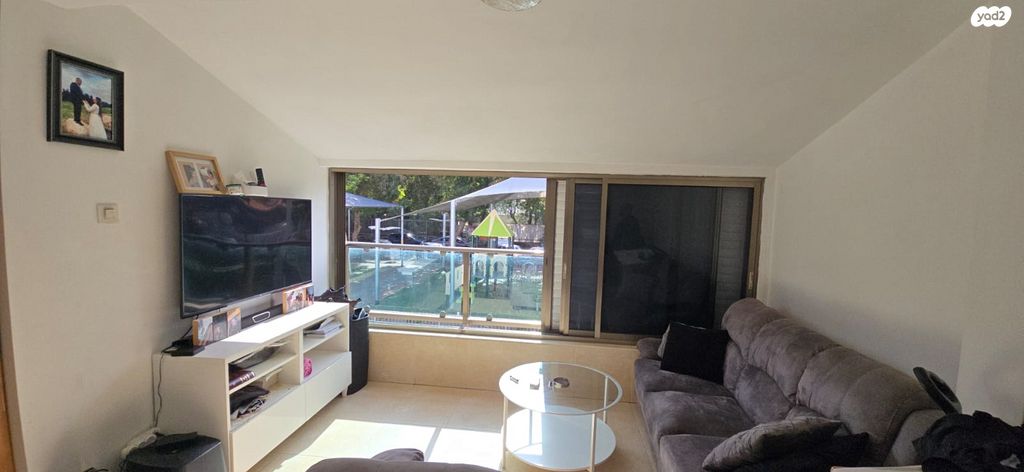 דירה, ארנסט הוגו, שיכון ותיקים, חולון