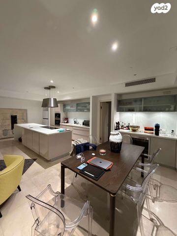 ניסים אלוני 19