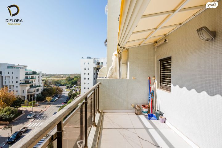 דירה, אורי צבי גרינברג, אזורי חן, גימל החדשה, תל אביב יפו