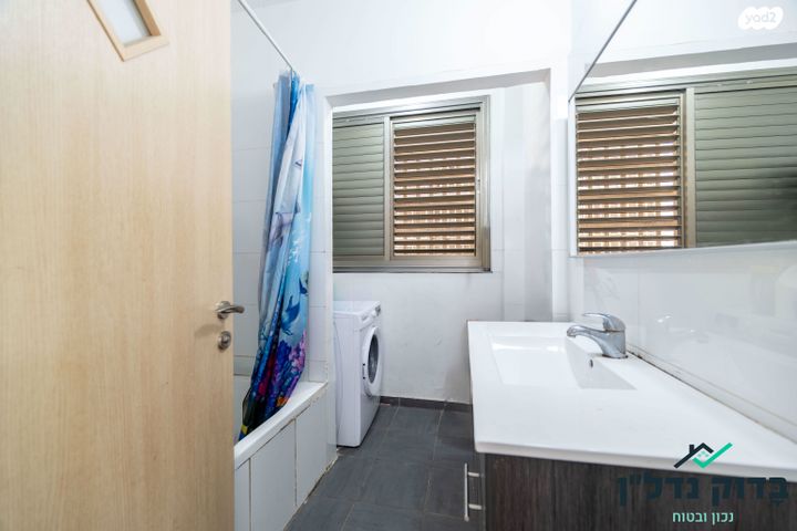 גג/ פנטהאוז, עוזי נרקיס 8, קרית רבין, חולון