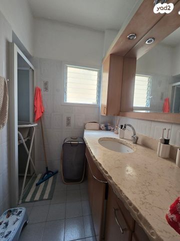 דירה, מנדלי מוכר ספרים, בת ים