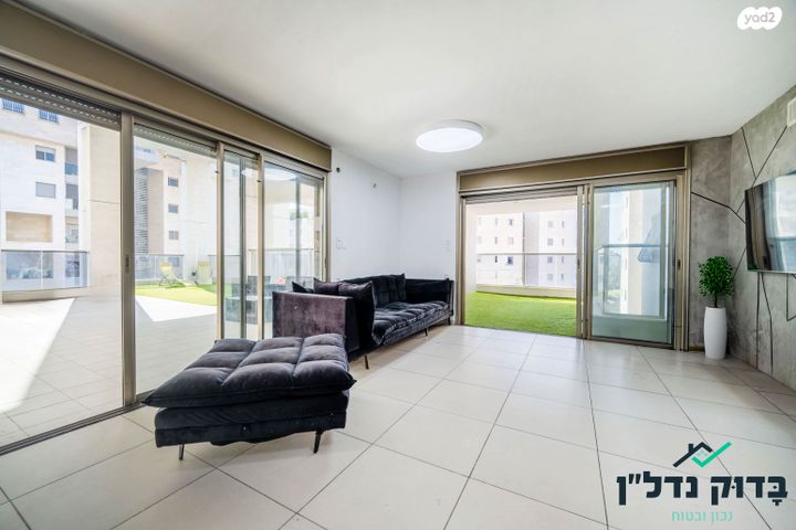 גג/ פנטהאוז, עוזי נרקיס 8, קרית רבין, חולון