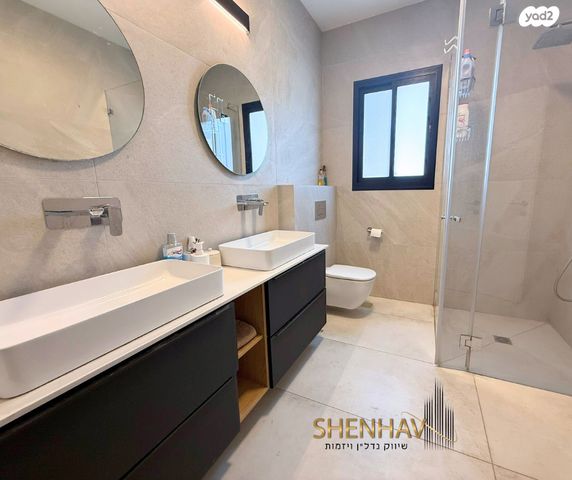 דו משפחתי, תל מונד