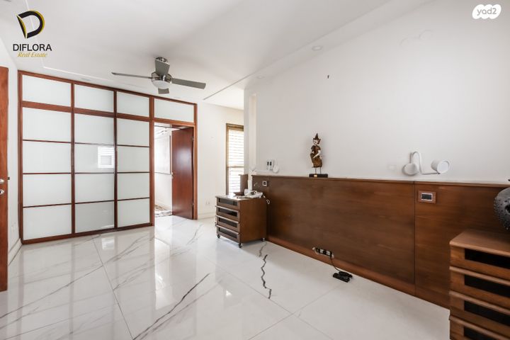 דירה, אורי צבי גרינברג, אזורי חן, גימל החדשה, תל אביב יפו