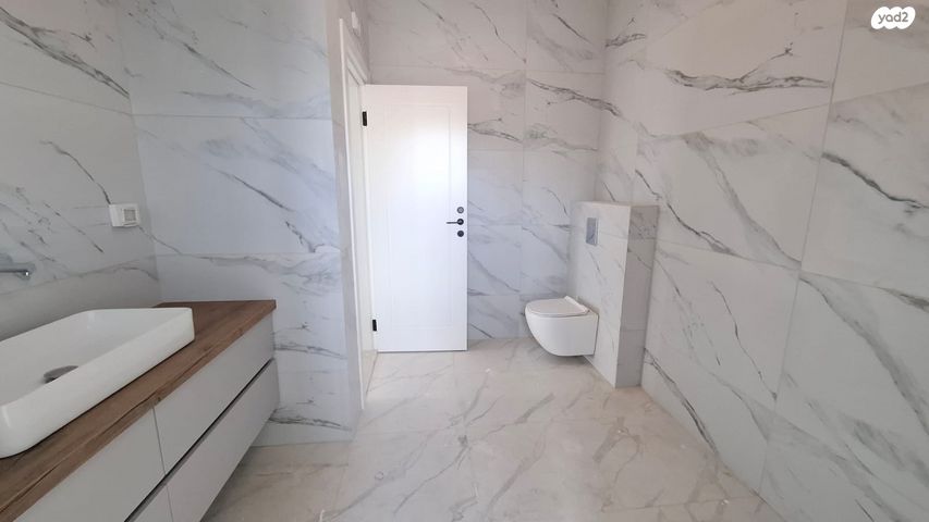 דו משפחתי, אבן יהודה