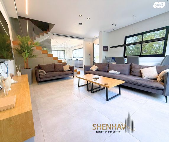 דו משפחתי, תל מונד