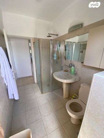 גג/ פנטהאוז, ב' / צפון מערב העיר, רחובות