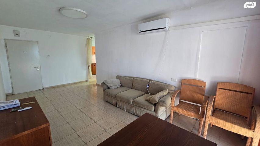 קיבוץ גלויות 80