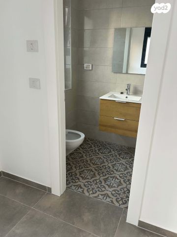 דירה, הגדוד העברי, רעננה