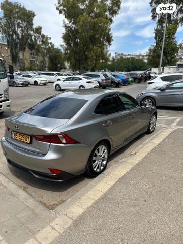 לקסוס IS
