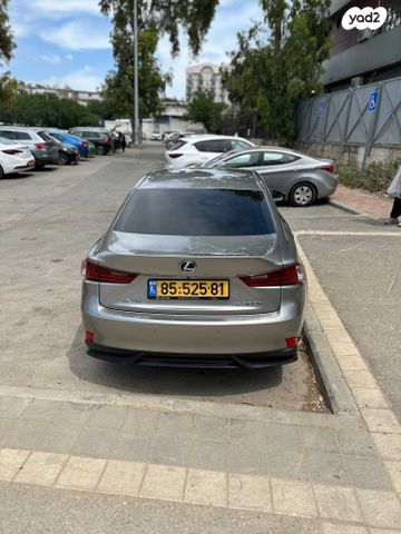 לקסוס IS