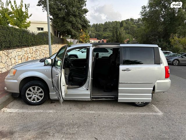 מודעת רכב קרייזלר גראנד וויאג'ר