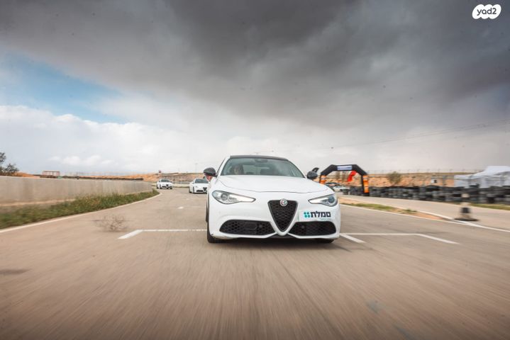 מודעת רכב אלפא רומיאו ג'וליה