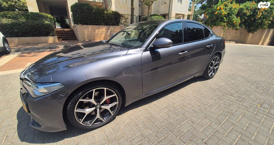 מודעת רכב אלפא רומיאו ג'וליה