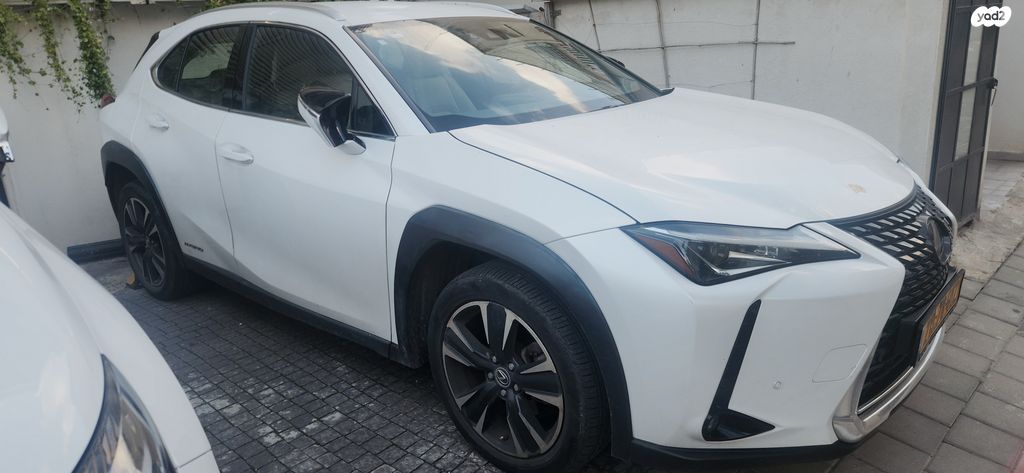 מודעת רכב לקסוס UX