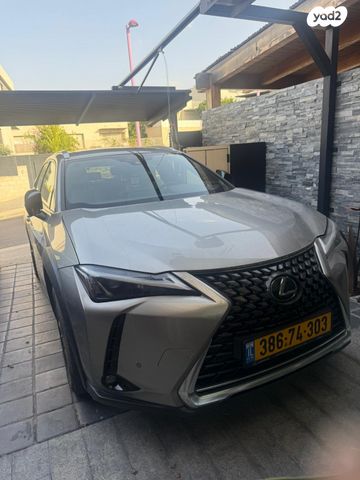 מודעת רכב לקסוס UX